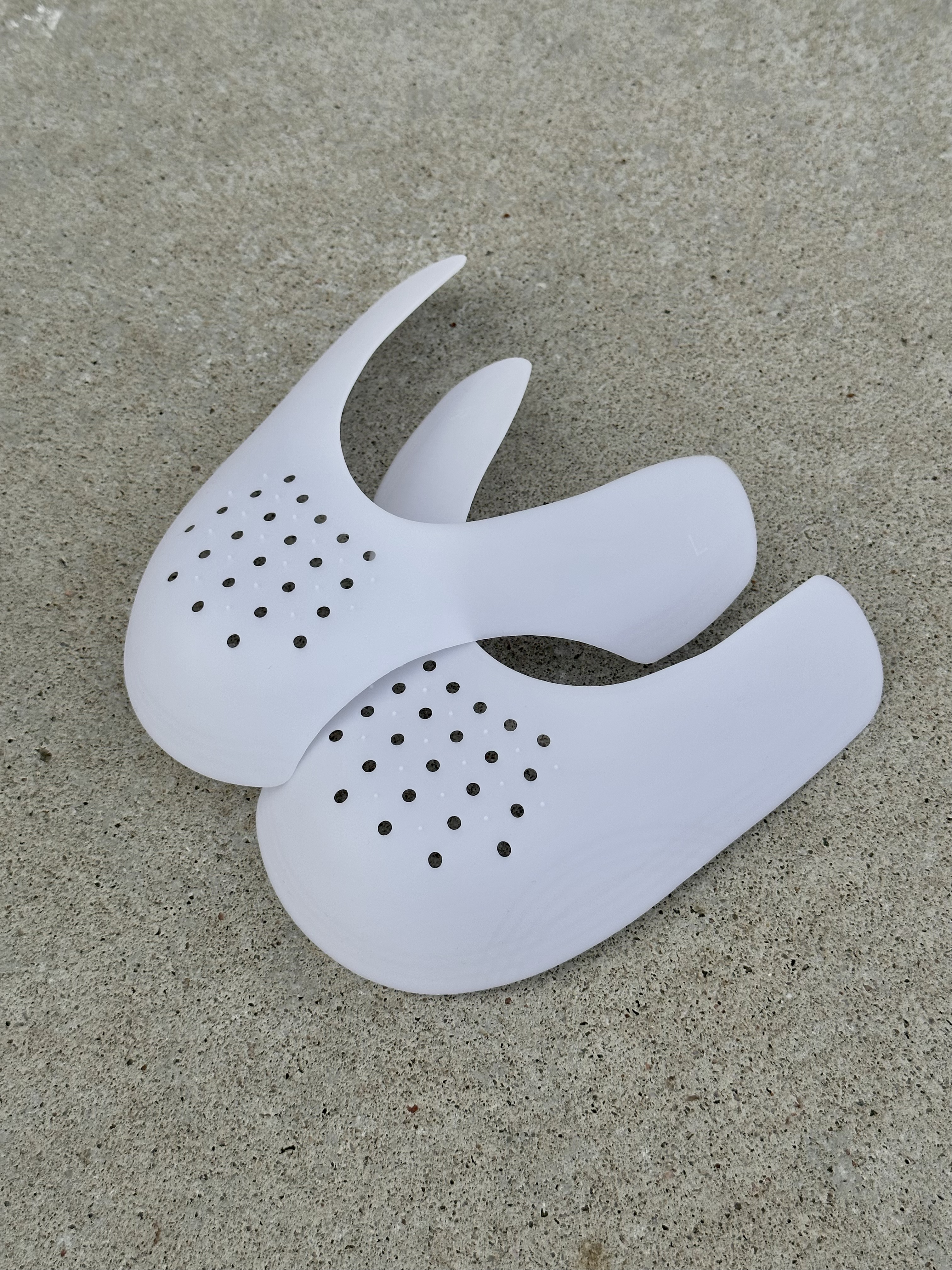 Crease Guard kenkäsuojat betonitaustalla