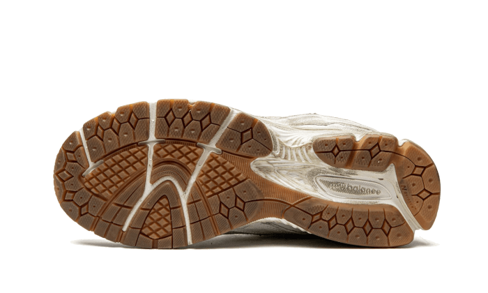 New Balance 2002R Protection Pack Distressed, NB White/Gum (M2002RDG)
