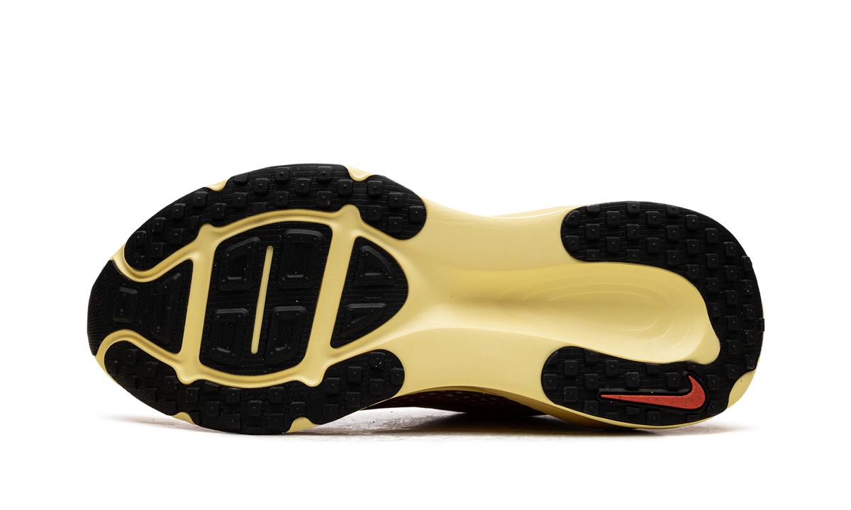 Nike Vomero 18 SE International Running Pack LD-1000