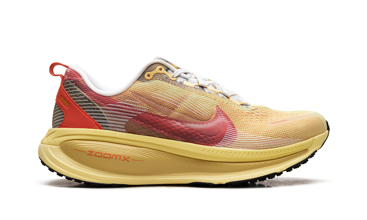 Nike Vomero 18 SE International Running Pack LD-1000