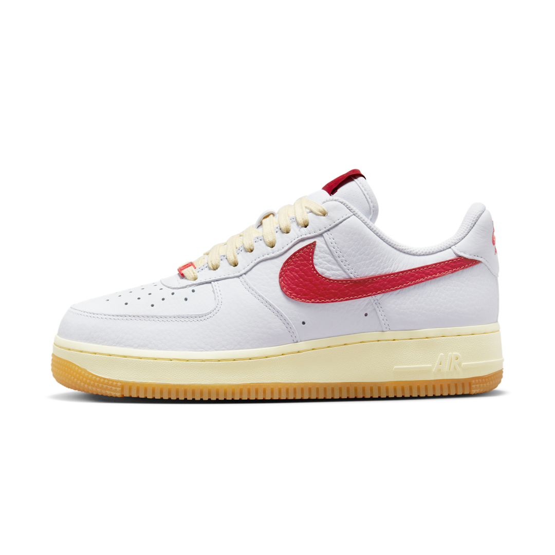 Nike Air Force 1 07 Summit White University Red, Summit White/University Red/Coconut Milk/Gum Light Brown (FN3493-100)