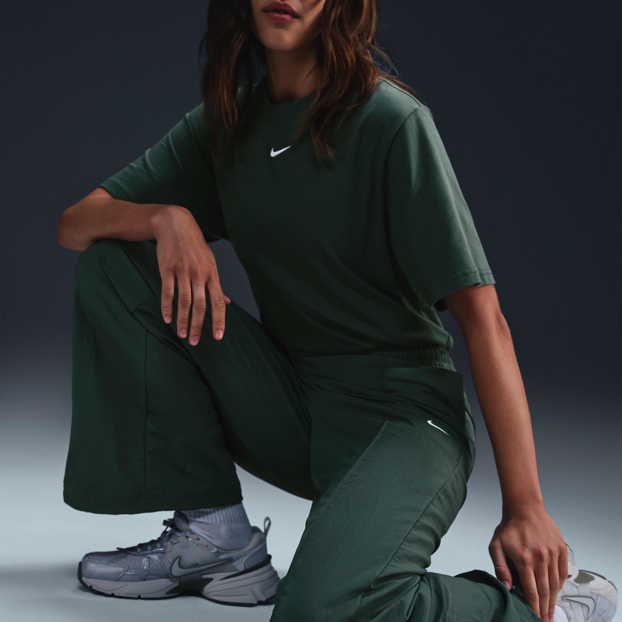 Nike Sportswear Everything Wovens Mid-Rise Open-Hem Trousers Vintage Green/Sail