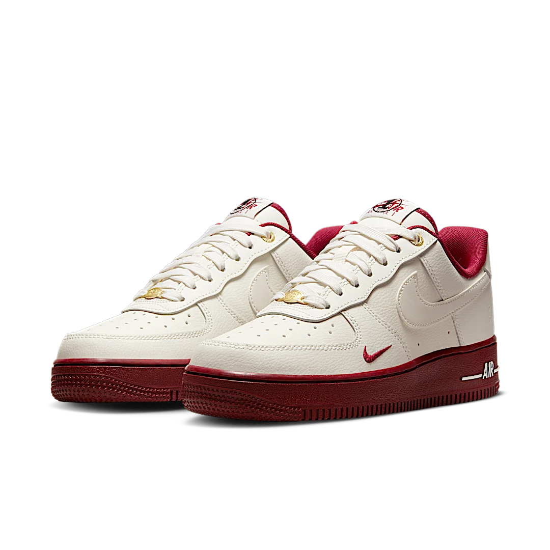 Nike Air Force 1 Low '07 SE 40th Anniversary Edition Sail Team Red, Sail/Metallic Gold/Black/Team Red (DQ7582-100)