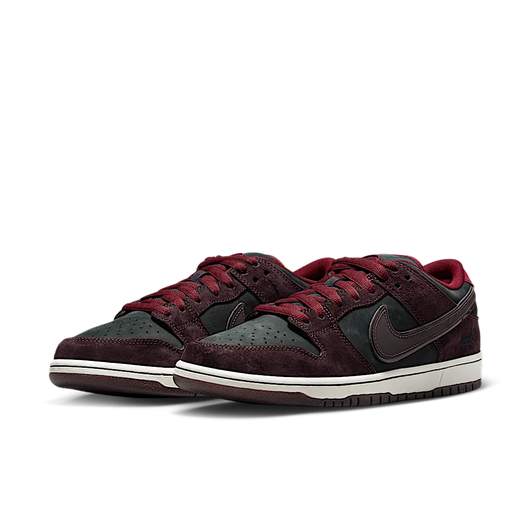 Nike SB Dunk Low Riot Skateshop, Mahogany/Dark Beetroot-Team Red-Sail-Night Maroon (FZ1289-200)