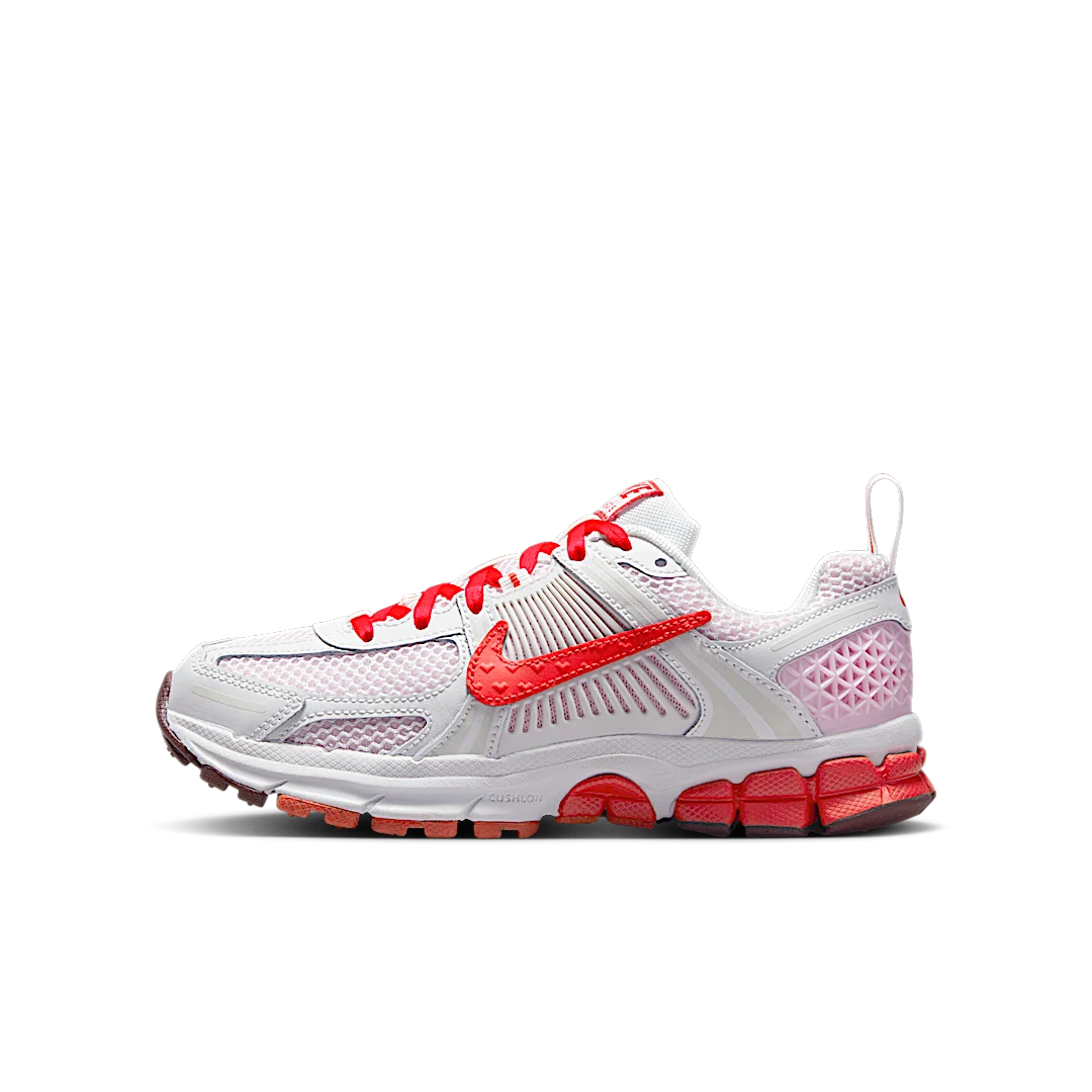 Nike Zoom Vomero 5 Valentine's Day, Summit White/Light Crimson/Pink Foam/Dark Team Red/Fire Red (HV5171-121)